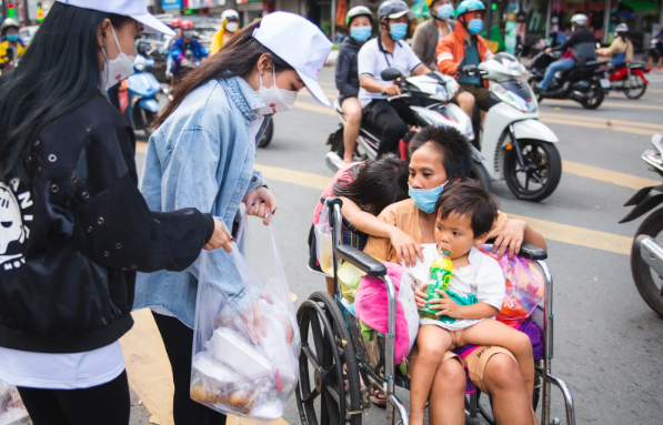 Không quản vất vả, đoàn mang tận tay những hộp cơm được chuẩn bị cẩn thận đến tận tay những người có hoàn cảnh kém may mắn